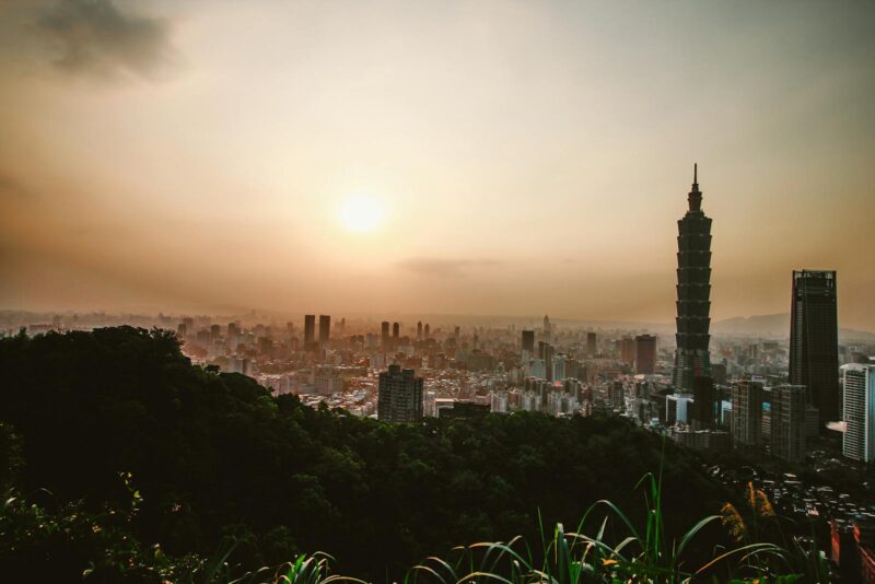 Peisaj la apus asupra capitalei taiwaneze Taipei