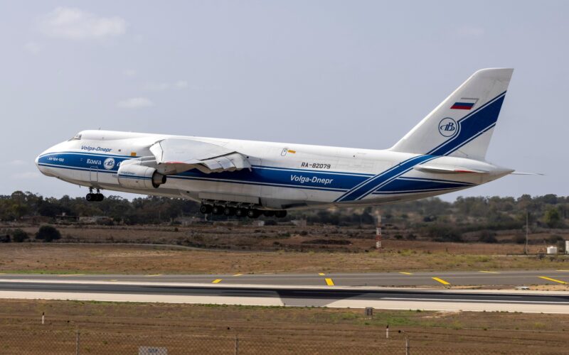 Avion de transport greu An-124 Ruslan