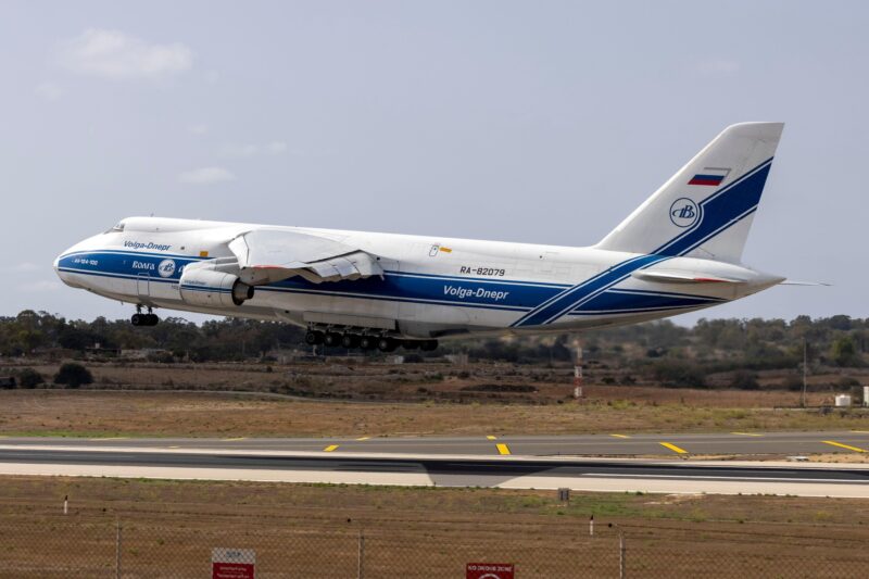 Avion de transport greu An-124 Ruslan
