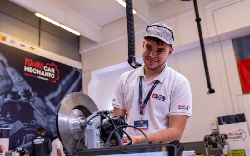 Andrei Florin Popa, elevul din județul Bihor care a caștigat concursul Young Car Mechanic România