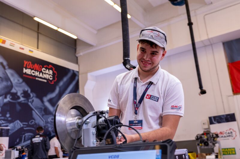 Andrei Florin Popa, elevul din județul Bihor care a caștigat concursul Young Car Mechanic România