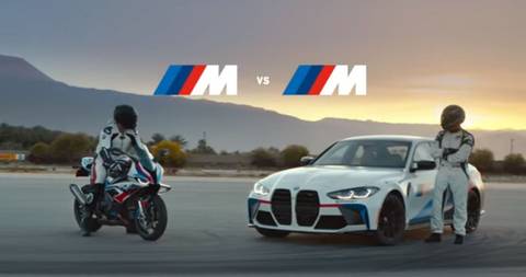 Mașina și motocicleta BMW pe pista