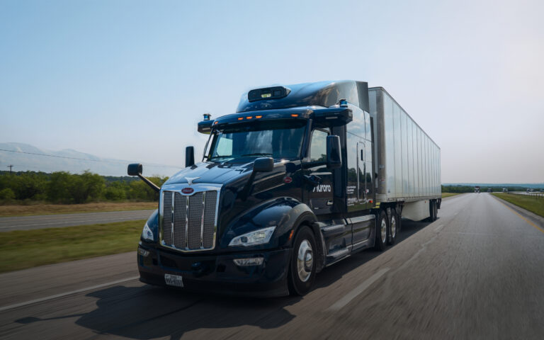 Camioanele de marfă fără șofer încep să circule și efectuează livrări în Texas