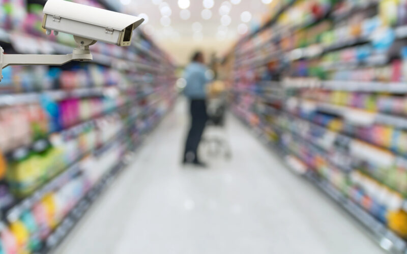 o camera de supraveghere intr-un supermarket