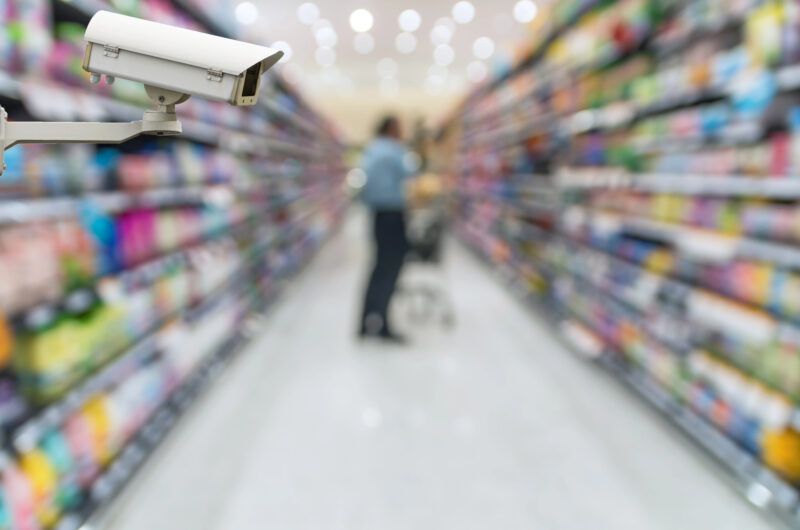 o camera de supraveghere intr-un supermarket