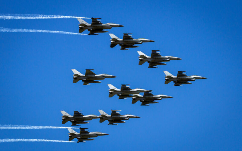formație de avioane F-16 în zbor