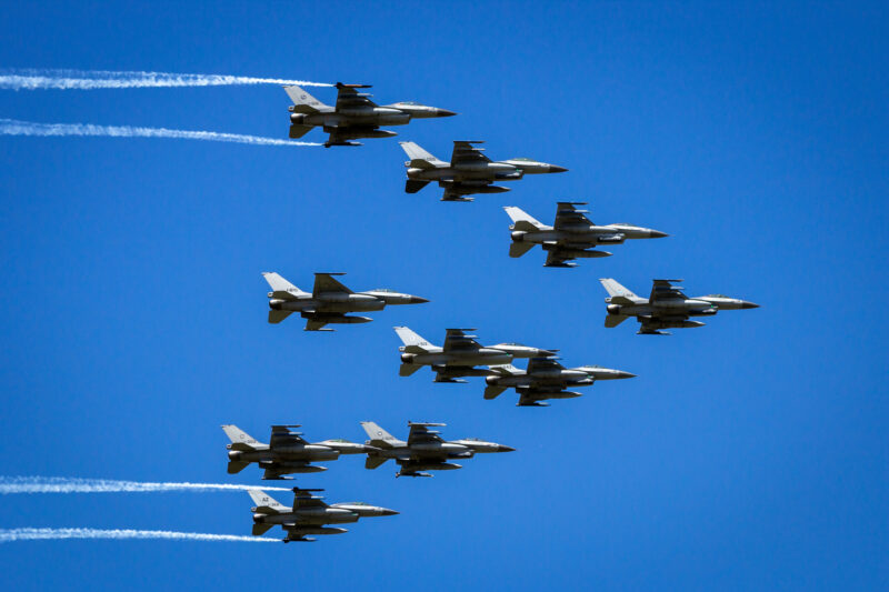 formație de avioane F-16 în zbor