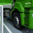 un camion electric langa o statie de incarcare