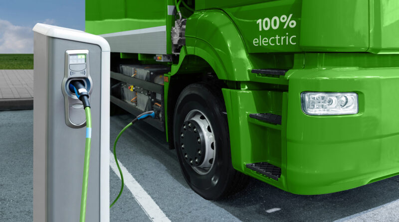 un camion electric langa o statie de incarcare