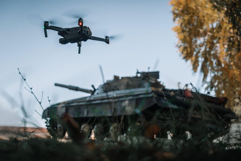 Dronă versus tanc