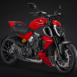 motocicleta ducati diavel rosie fotografiata pe un fundal negru