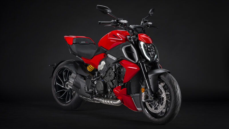 motocicleta ducati diavel rosie fotografiata pe un fundal negru