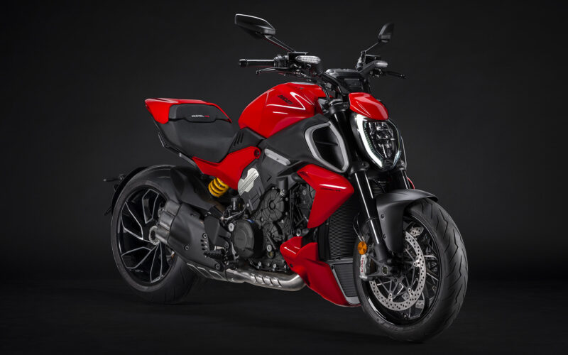 motocicleta ducati diavel rosie fotografiata pe un fundal negru