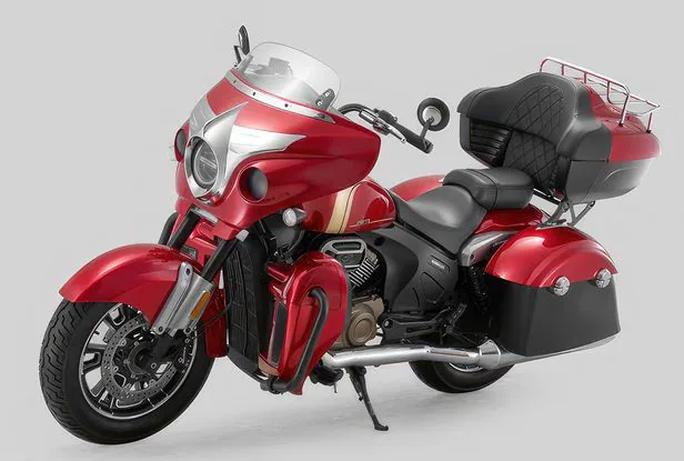 Motocicleta tourer de culoare roșie
