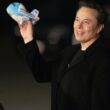 Elon Musk ține macheta unui avion Boeing Air Force One
