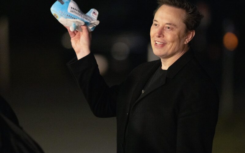 Elon Musk ține macheta unui avion Boeing Air Force One