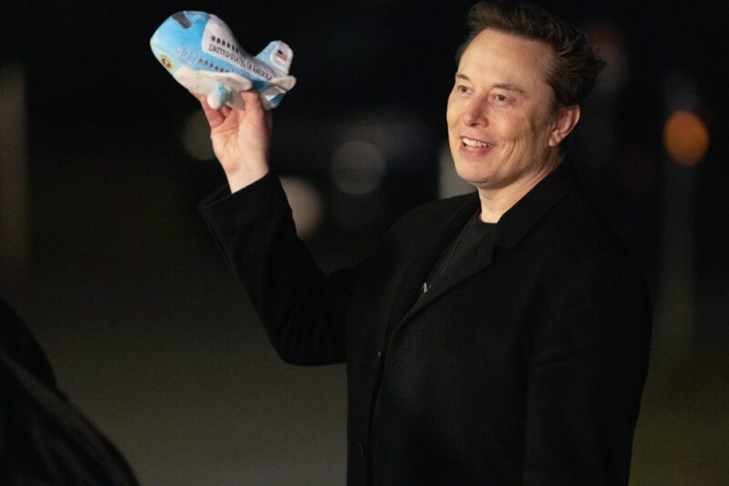 Elon Musk ține macheta unui avion Boeing Air Force One