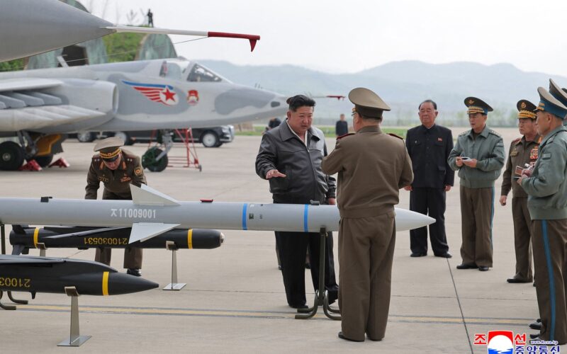 Kim Jon Un inspectează ultimele rachete aer-aer