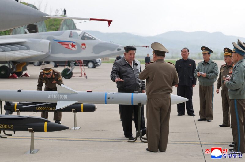 Kim Jon Un inspectează ultimele rachete aer-aer