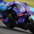 pilotul motogp miguel oliveira pe ciruit cu motocicleta sa mov