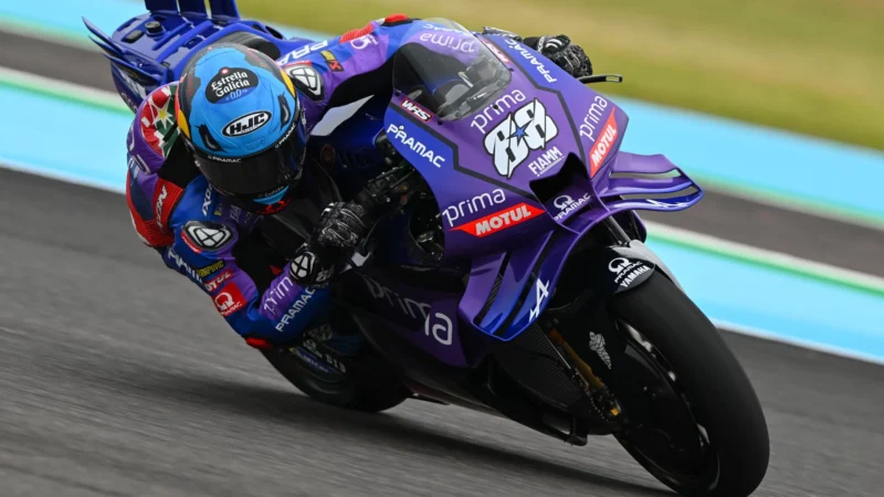 pilotul motogp miguel oliveira pe ciruit cu motocicleta sa mov