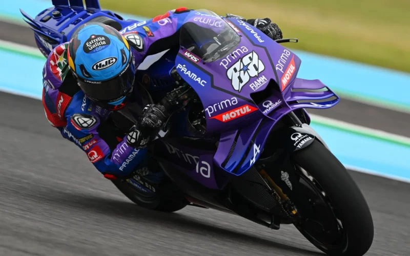 pilotul motogp miguel oliveira pe ciruit cu motocicleta sa mov
