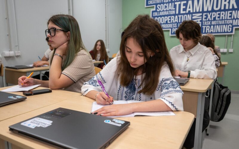 Oră de curs de o școală ucraineană 2025