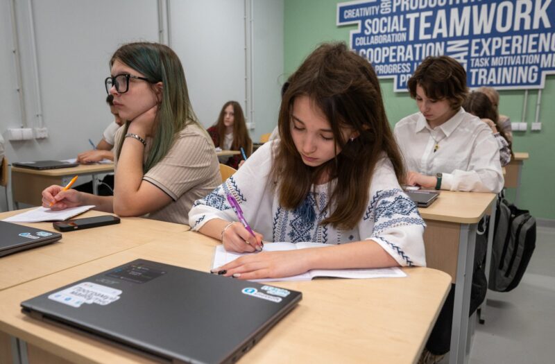 Oră de curs de o școală ucraineană 2025