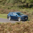 SUV Suzuki mergand pe un drum national
