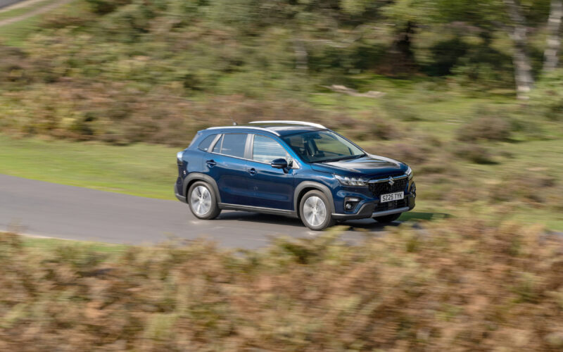 SUV Suzuki mergand pe un drum national