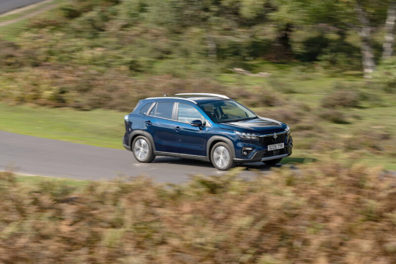SUV Suzuki mergand pe un drum national