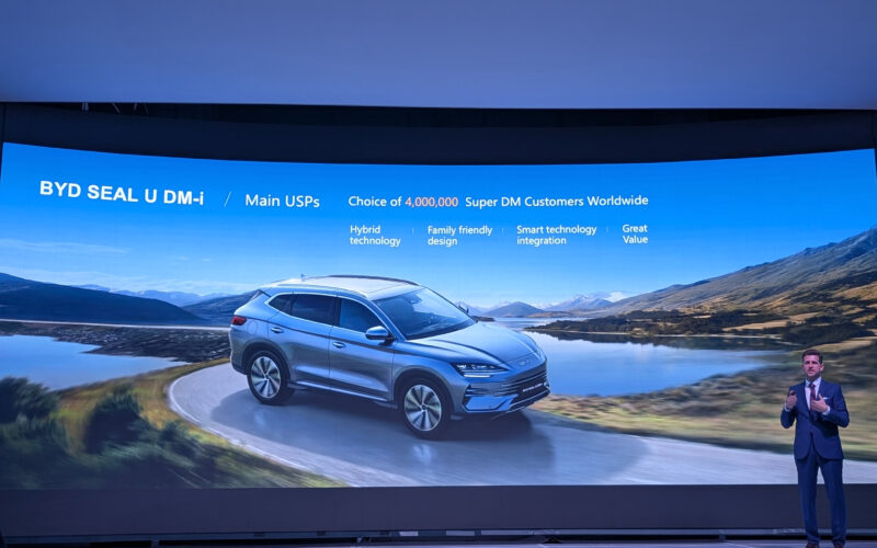 un automobil este prezentat la evenimentul de lansare al byd în românia