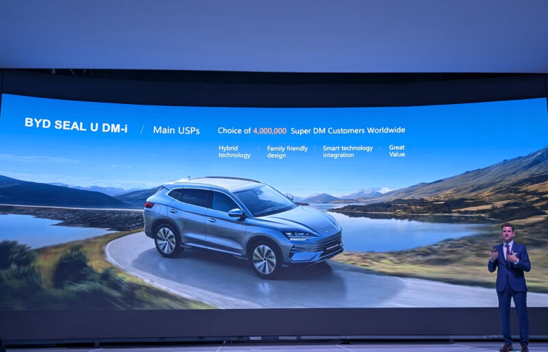 un automobil este prezentat la evenimentul de lansare al byd în românia
