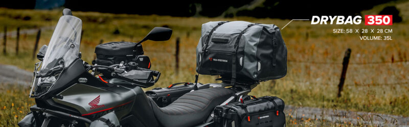 motocicleta offroad cu bagaje aditionale fotografiata pe un drum de tara
