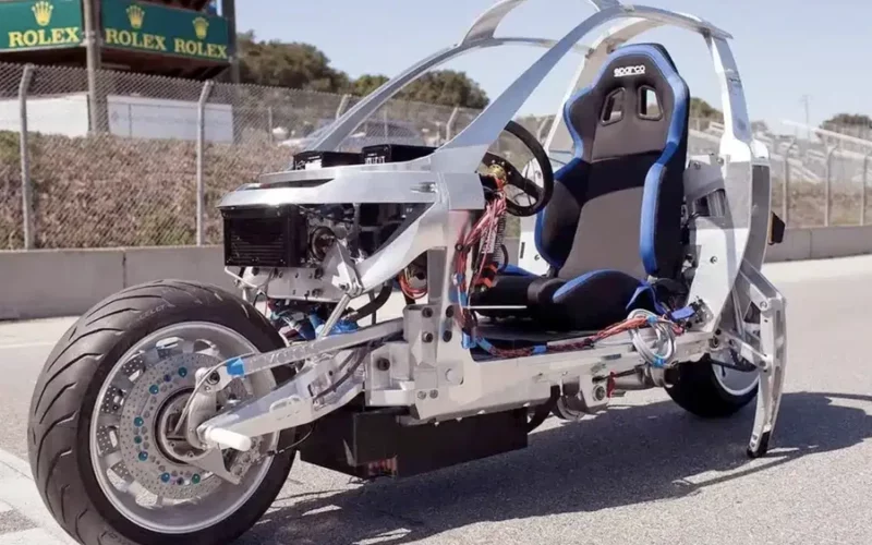 mototcicleta electrica prototip care se balanseaza singura