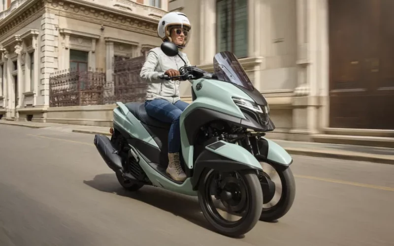 noul scuter yamaha tricity de culoare blue surprins in oras