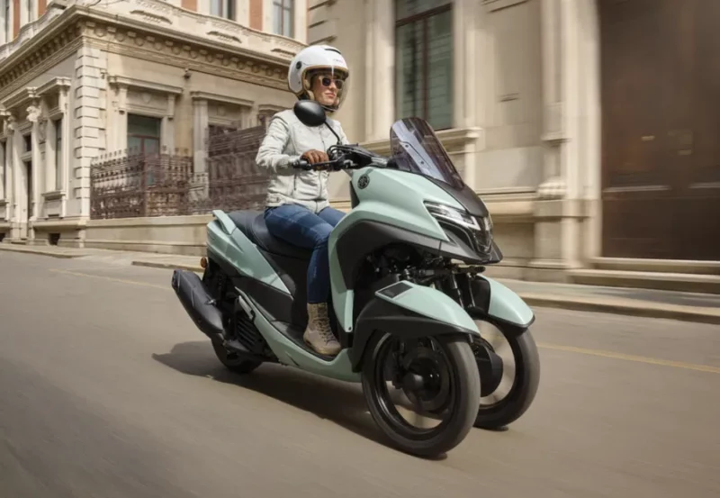 noul scuter yamaha tricity de culoare blue surprins in oras