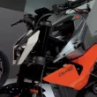 prototip motocicleta ktm electrica de culoare portocalie surprinsa la o expozitie moto