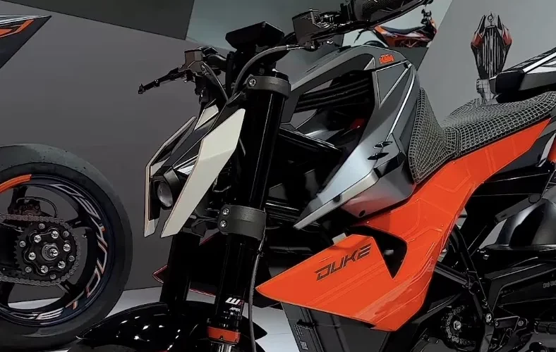 prototip motocicleta ktm electrica de culoare portocalie surprinsa la o expozitie moto