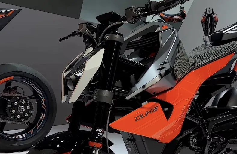 prototip motocicleta ktm electrica de culoare portocalie surprinsa la o expozitie moto