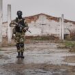 Soldat din trupele de elită însoțit de o dronă