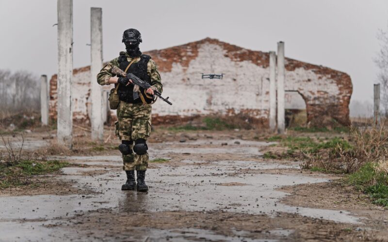 Soldat din trupele de elită însoțit de o dronă