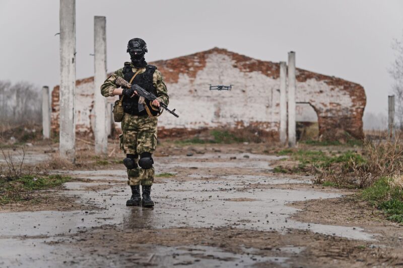 Soldat din trupele de elită însoțit de o dronă