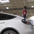 un incarcator de masina electrica robotizat, conectat la o masina electrica