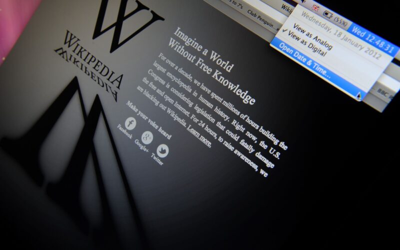 Pagină Wikipedia pe ecranul unui computer