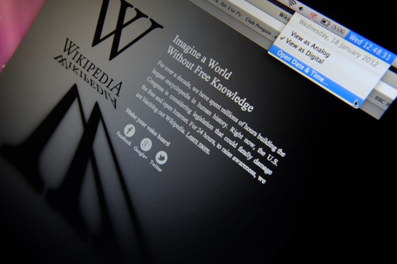 Pagină Wikipedia pe ecranul unui computer