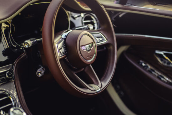 Volanul unei mașini de lux Bentley