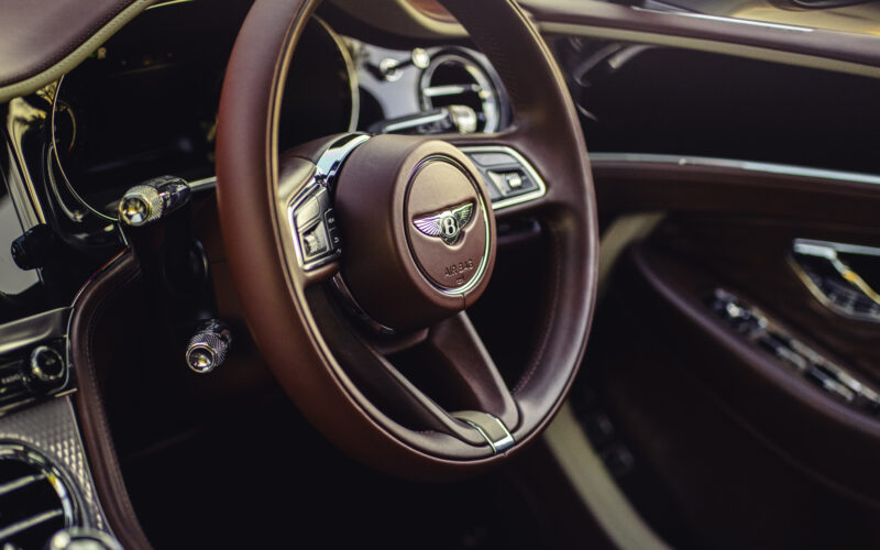 Volanul unei mașini de lux Bentley