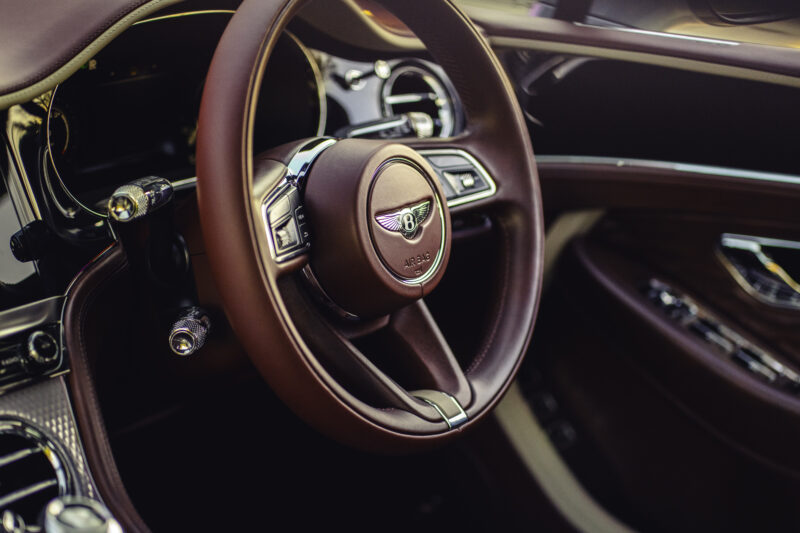 Volanul unei mașini de lux Bentley