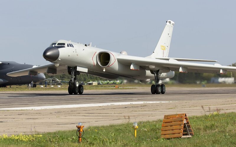 avion chinezesc h-6 pe pista